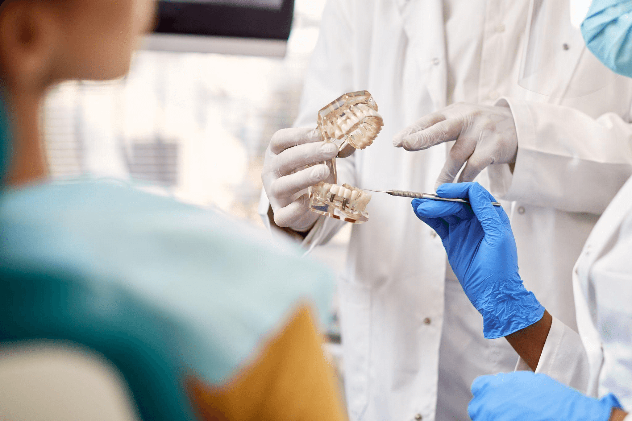 奥歯のインプラントができない場合の改善策　