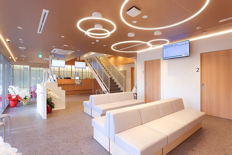 広々とした待合室・清潔感あふれる院内