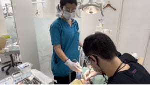 親知らず抜歯の診療補助を行う歯科助手ビビアナさん
