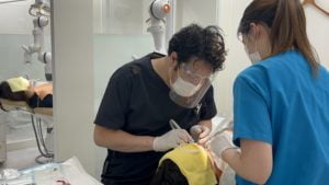親知らずの抜歯をしているDR金子