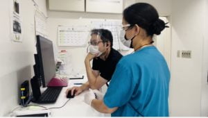 レントゲン撮影後のチェックを行うスタッフ