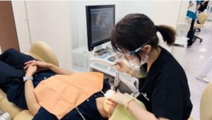 治療を行うDR恒吉