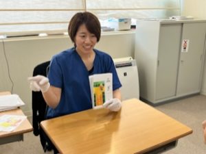 お子さんの発音訓練に対して、対面で向き合い、一緒に訓練を行います。